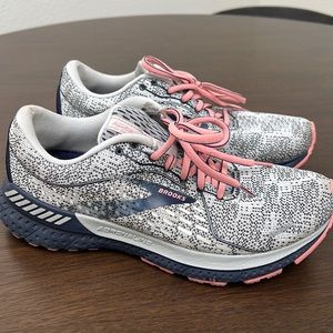 Brooks size 8.5 womens running shoe